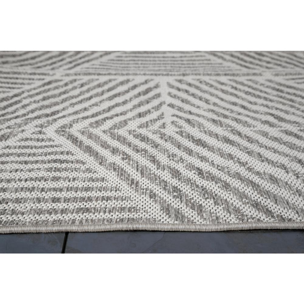 Coastal Pyramids Stone Indoor/ Outdoor Polypropylene Area Rug, 5'3" x 7'6"