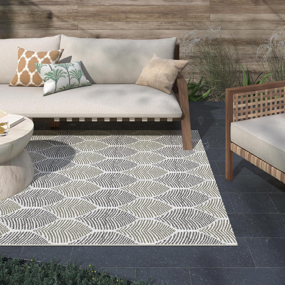 Coastal Foliage White, Sand Indoor/ Outdoor Polypropylene Area Rug, 7'10 x 10'
