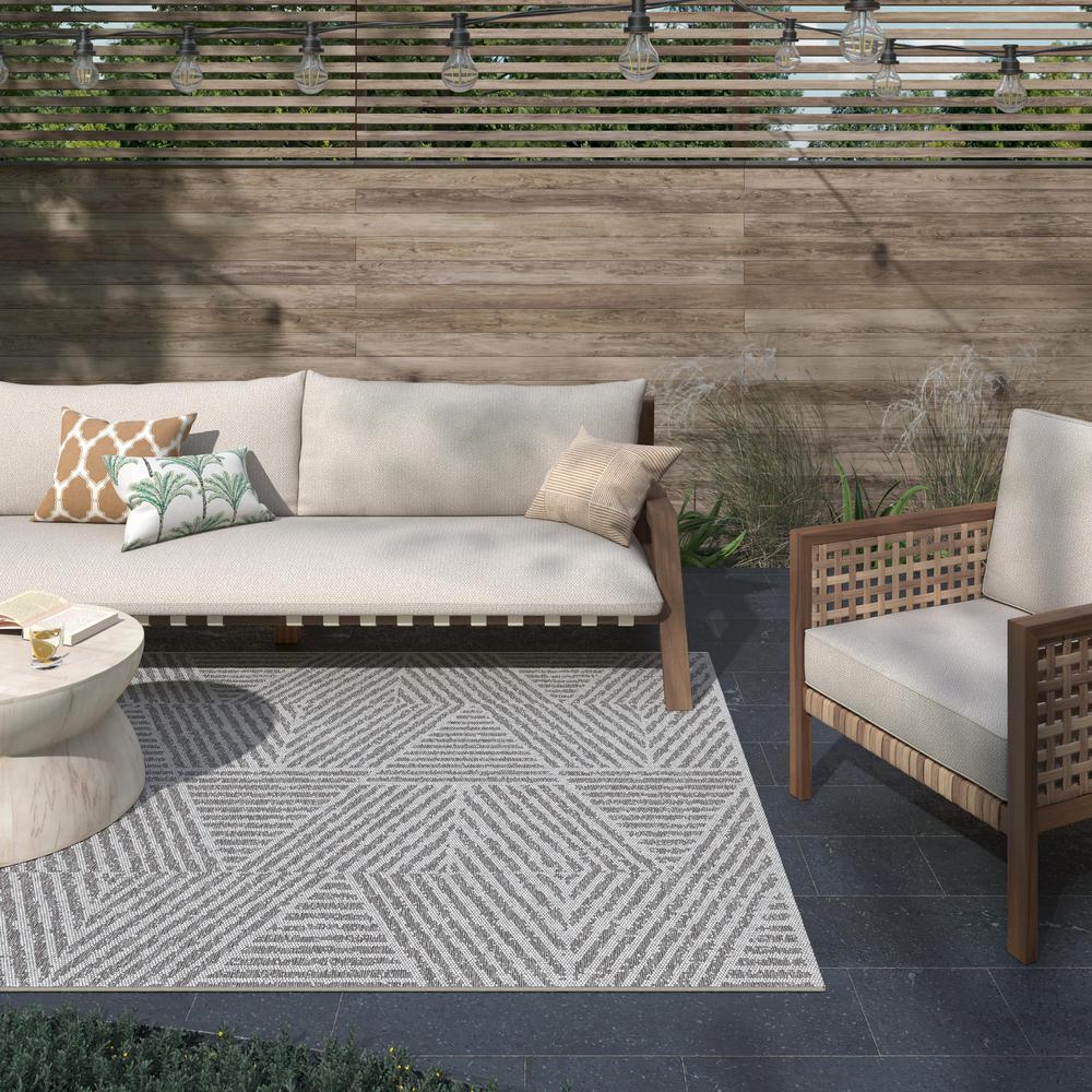 Coastal Pyramids Stone Indoor/ Outdoor Polypropylene Area Rug, 5'3" x 7'6"