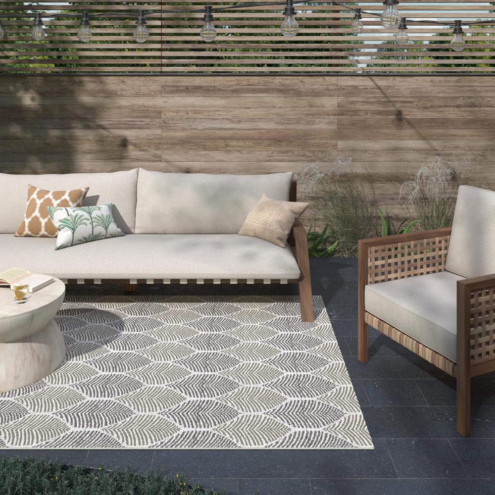 Coastal Foliage White, Sand Indoor/ Outdoor Polypropylene Area Rug, 7'10 x 10'
