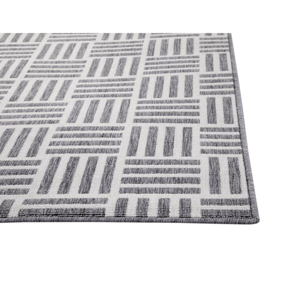 Marina Nantucket White and Gray Polypropylene Indoor/ Outdoor Area Rug, 5'3" x 7'6"