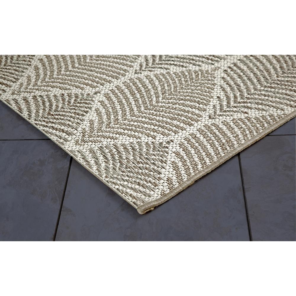 Coastal Foliage White, Sand Indoor/ Outdoor Polypropylene Area Rug, 7'10 x 10'