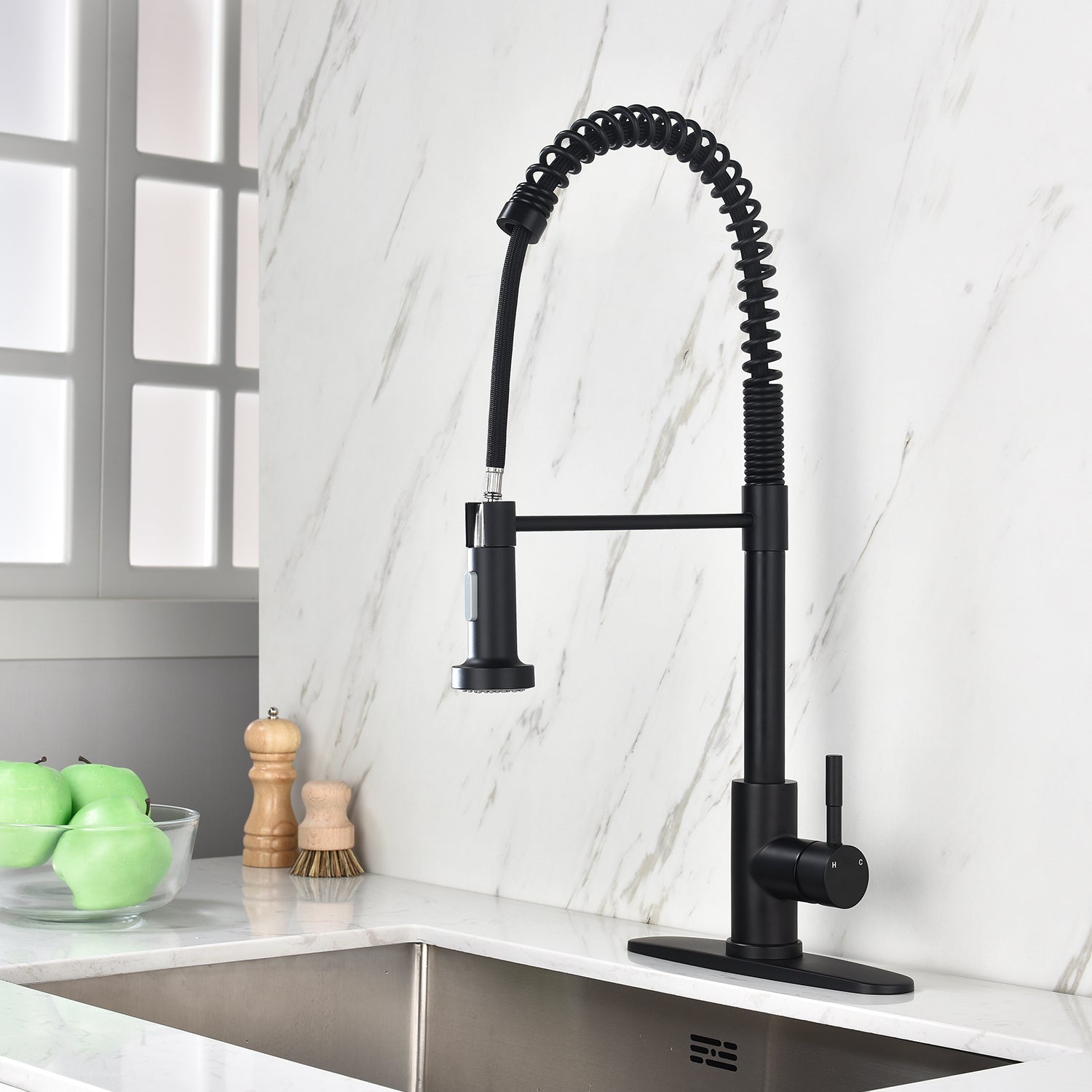 Pull Out Sprayer Kitchen Faucet - Matte Black