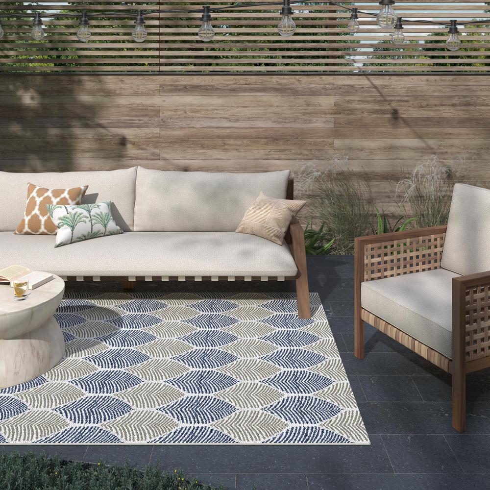 Coastal Foliage Blue, Beige Indoor/ Outdoor Polypropylene Area Rug, 5'3" x 7'6"